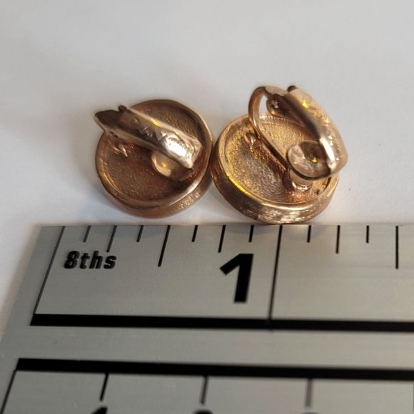VINTAGE Avon Round Gold Tone Clip on Earrings - Picture 4 of 4
